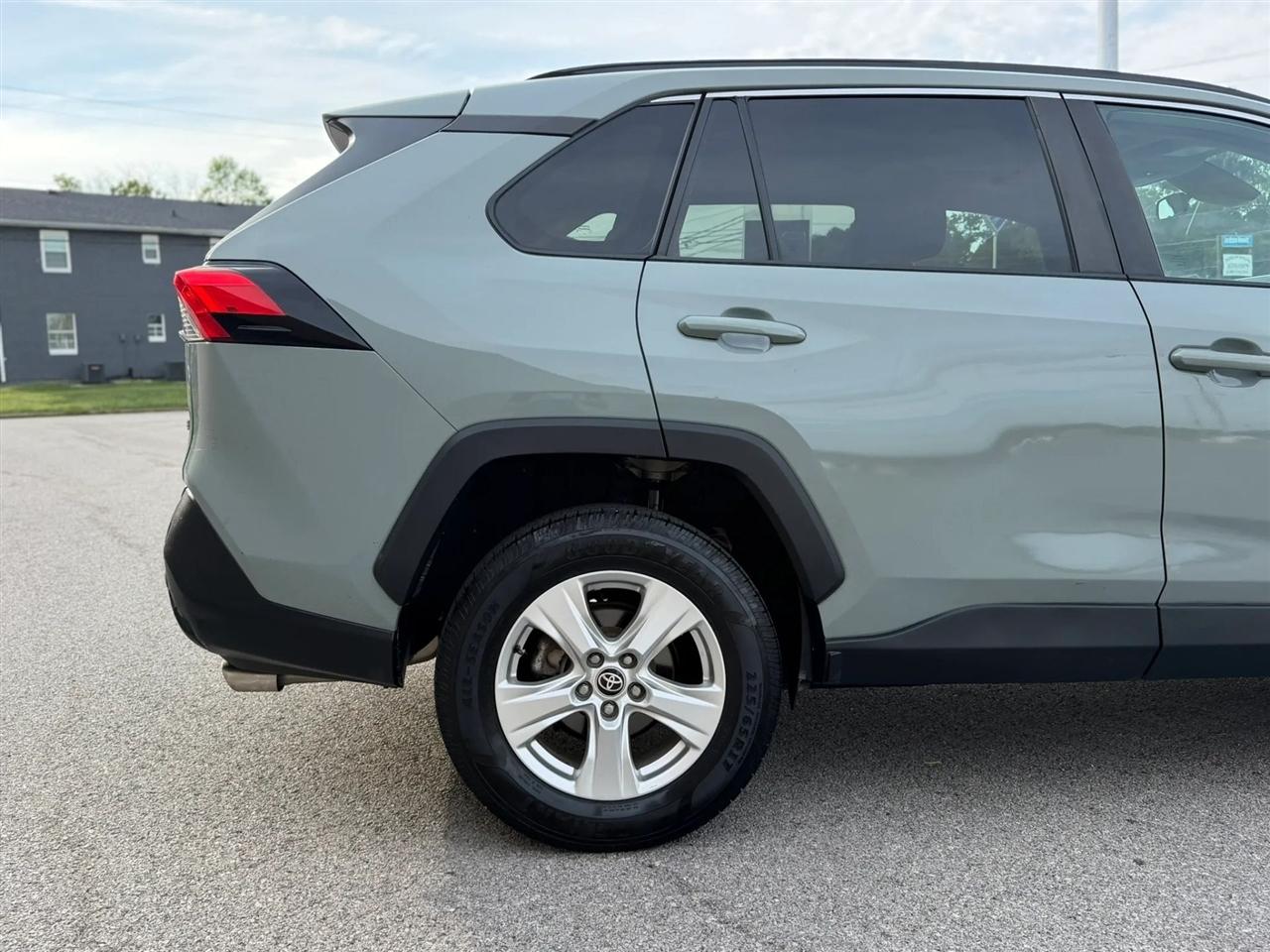 Toyota RAV4 XLE FWD (Natl) 2021