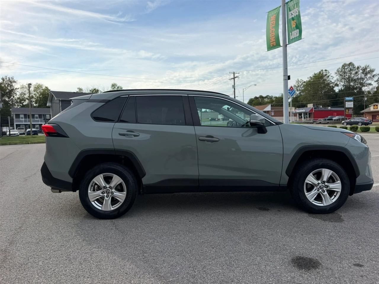 Toyota RAV4 XLE FWD (Natl) 2021