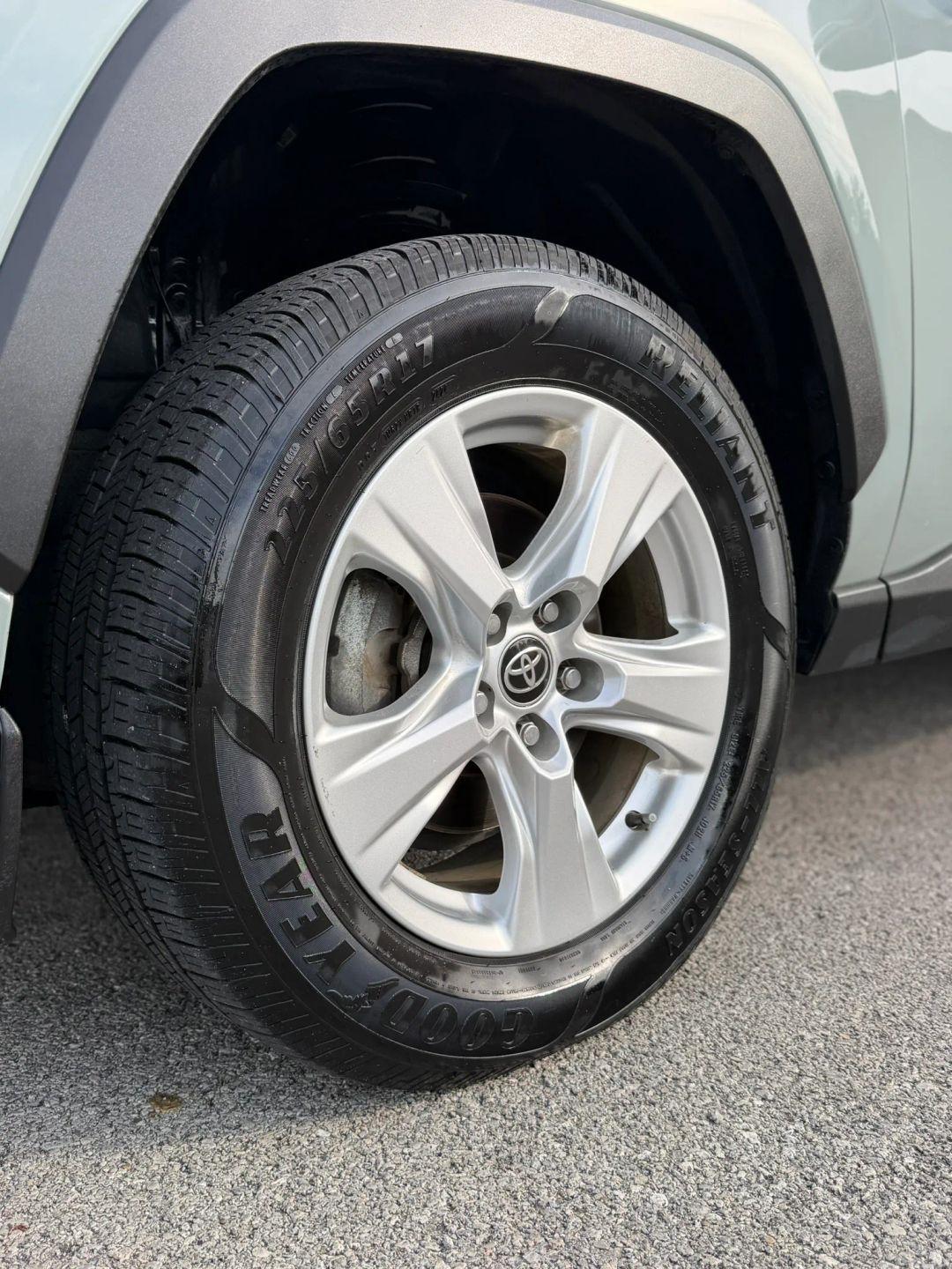 Toyota RAV4 XLE FWD (Natl) 2021