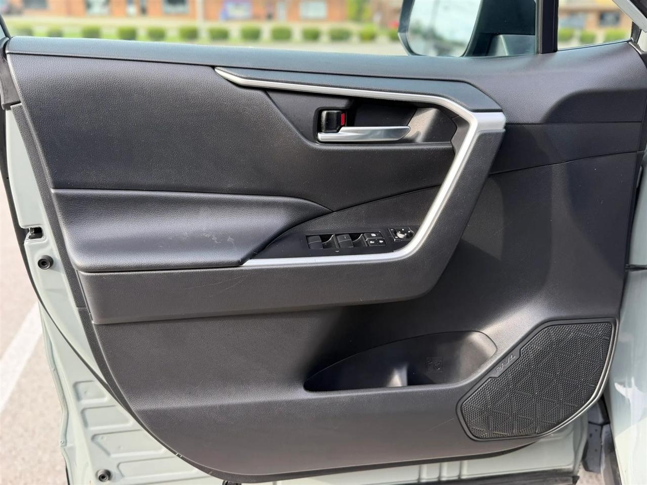 Toyota RAV4 XLE FWD (Natl) 2021