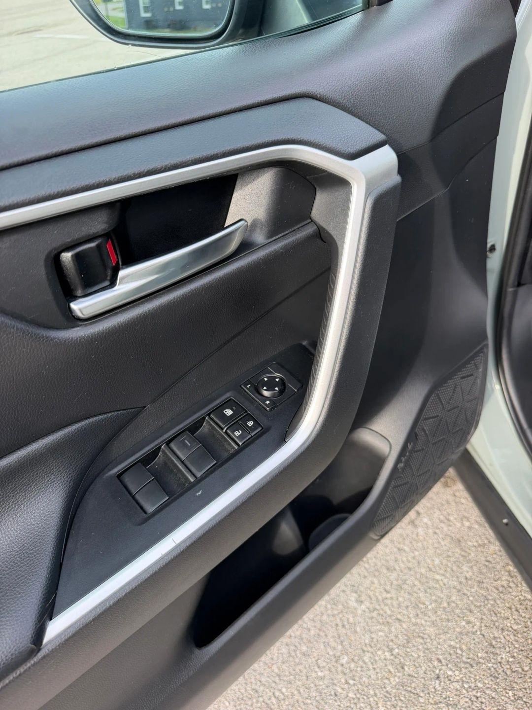 Toyota RAV4 XLE FWD (Natl) 2021