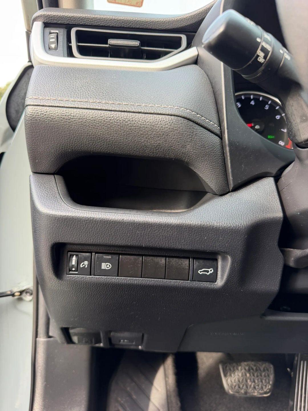 Toyota RAV4 XLE FWD (Natl) 2021