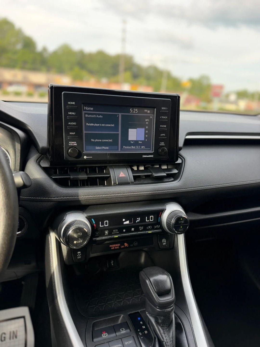 Toyota RAV4 XLE FWD (Natl) 2021