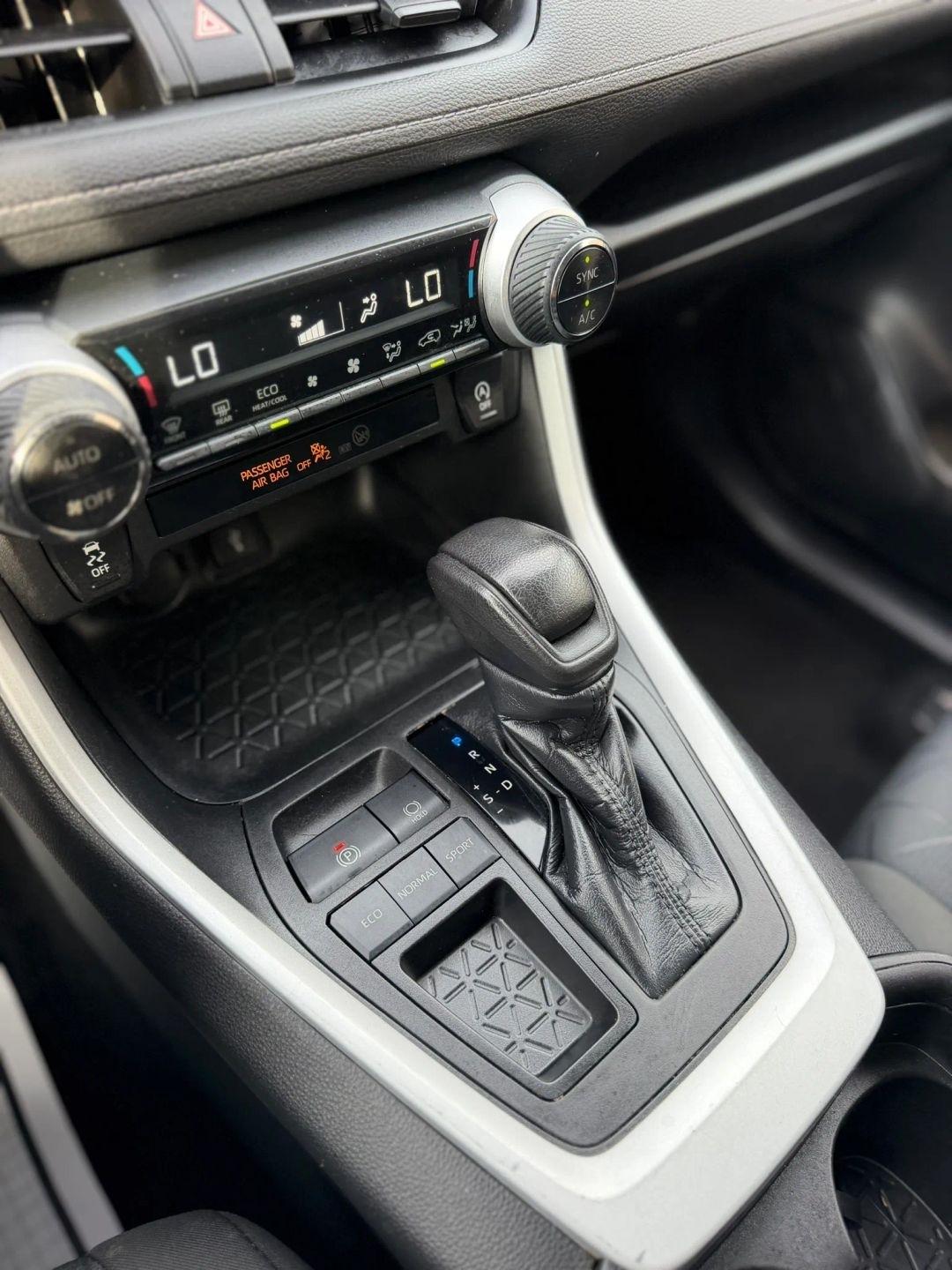 Toyota RAV4 XLE FWD (Natl) 2021