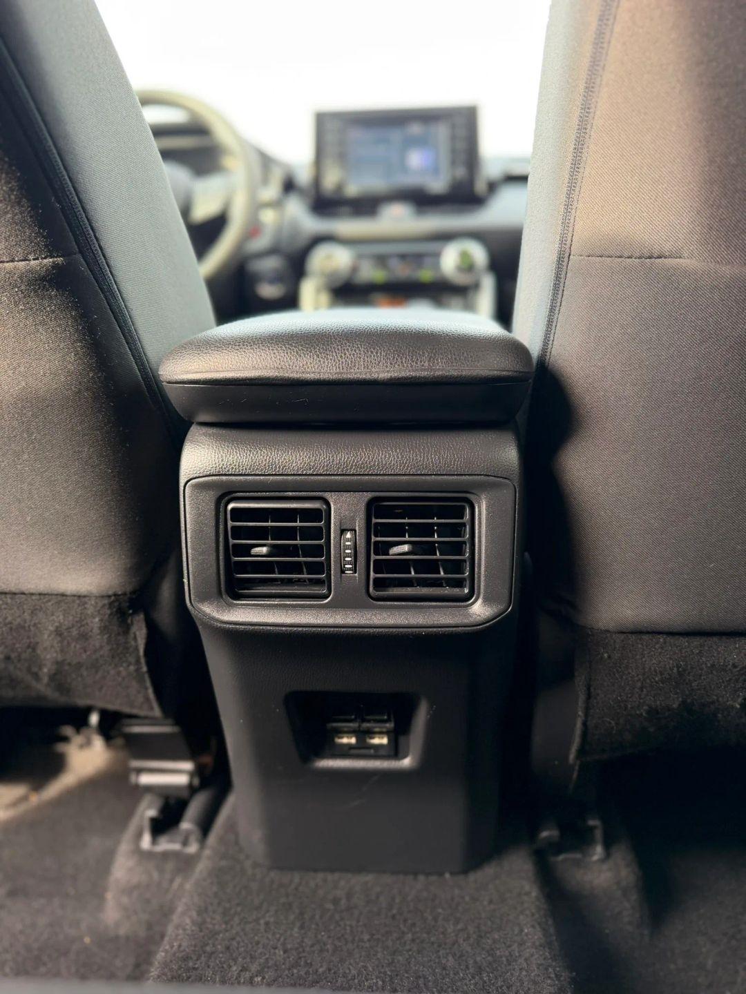 Toyota RAV4 XLE FWD (Natl) 2021