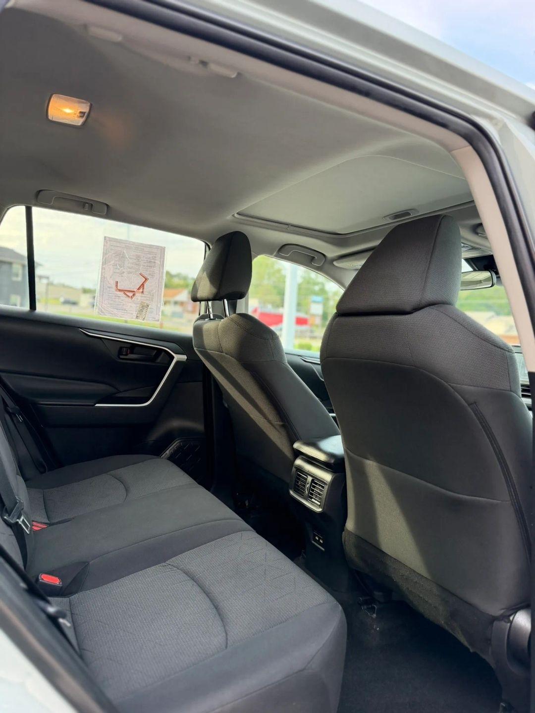 Toyota RAV4 XLE FWD (Natl) 2021