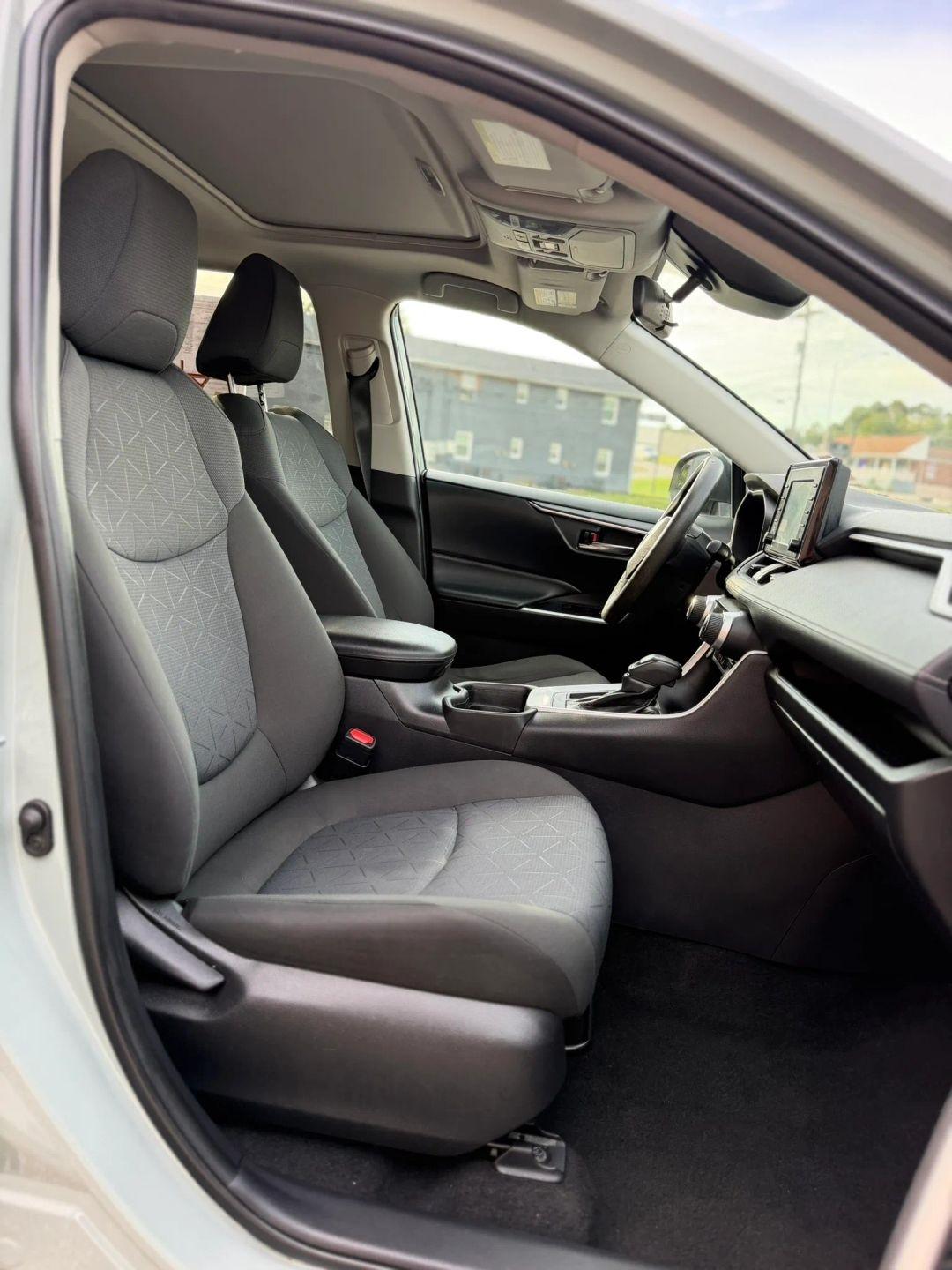 Toyota RAV4 XLE FWD (Natl) 2021