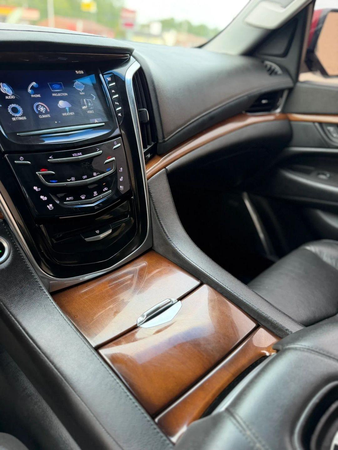 Cadillac Escalade 4WD 4dr Luxury 2017