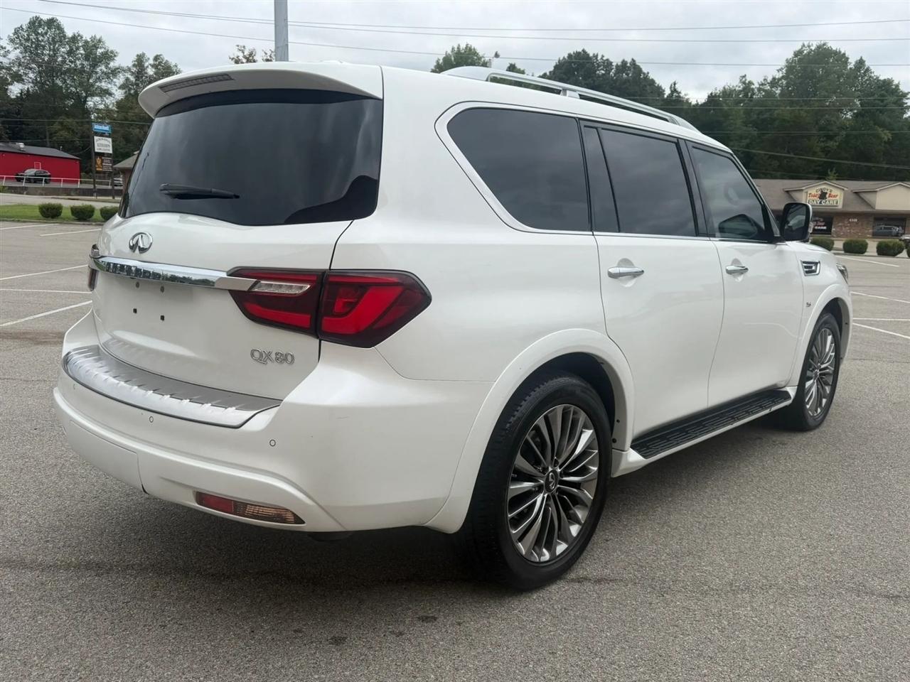 Infiniti QX80 LUXE AWD 2019