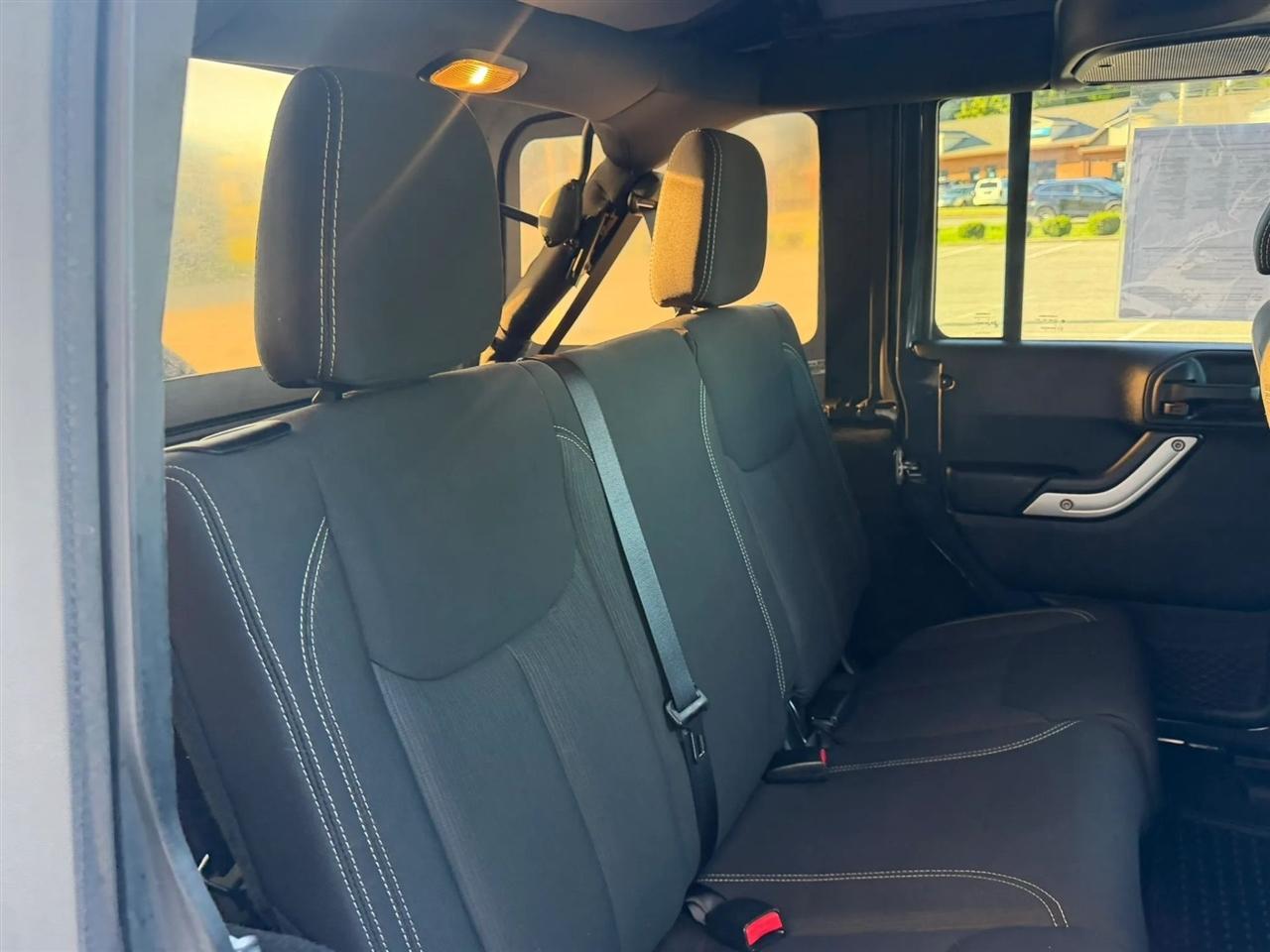 Jeep Wrangler Unlimited 4WD 4dr Sahara 2016
