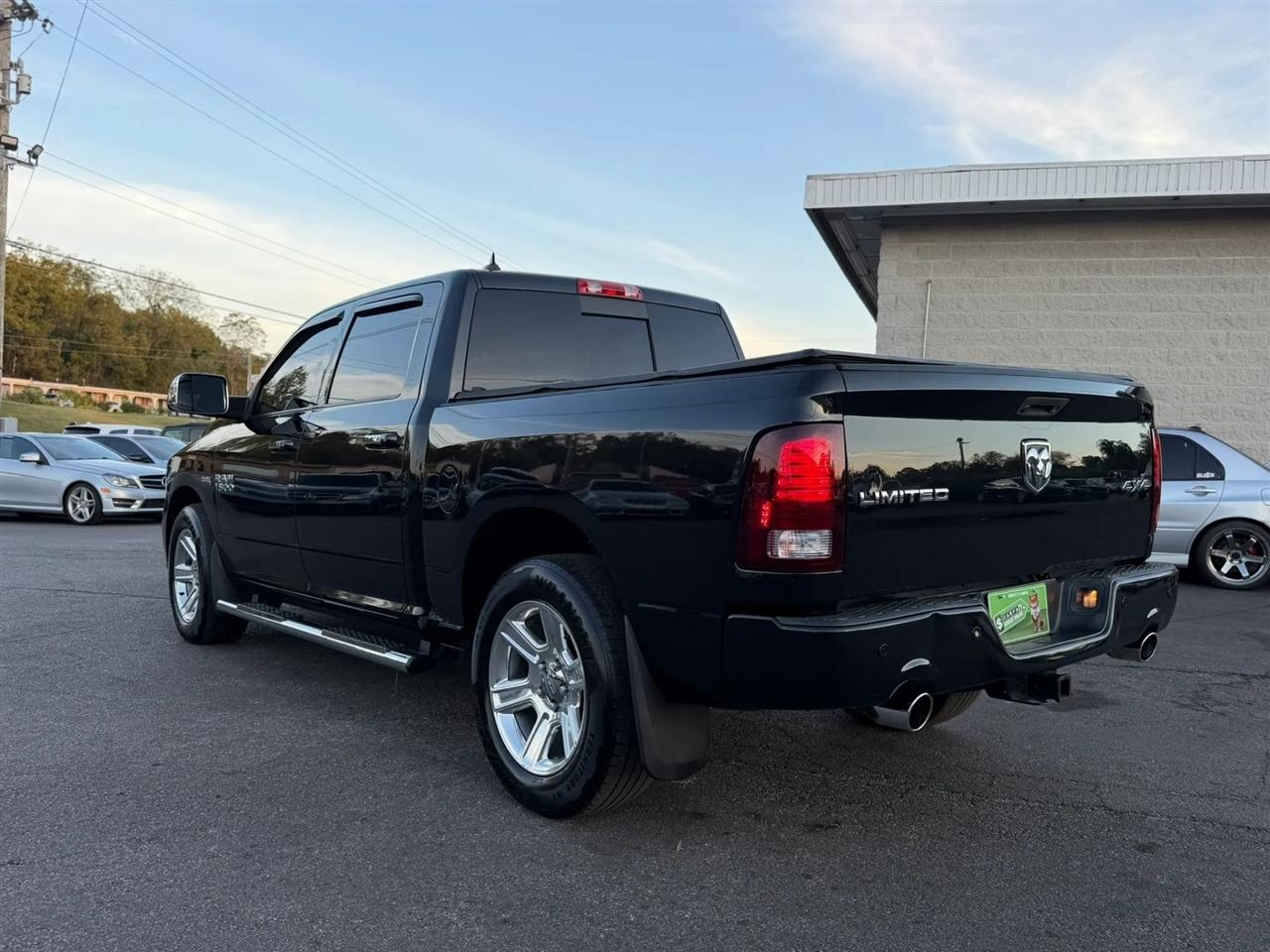 RAM 1500 4WD Crew Cab 140.5" Laramie Limited 2015