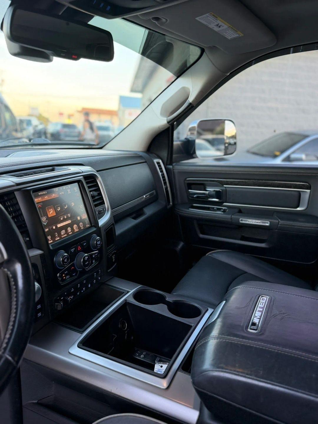 RAM 1500 4WD Crew Cab 140.5" Laramie Limited 2015