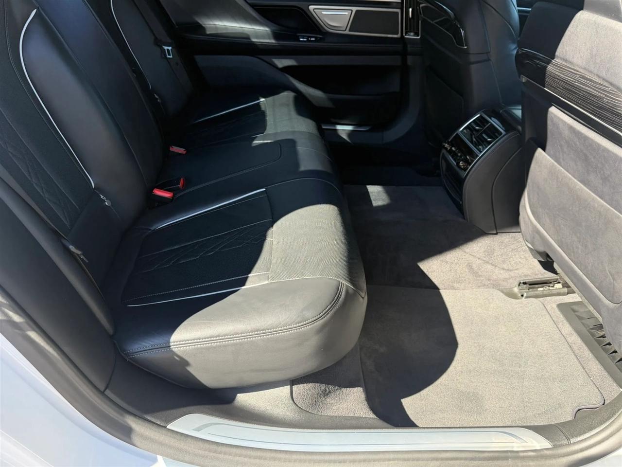 BMW 7 Series 740i Sedan 2020