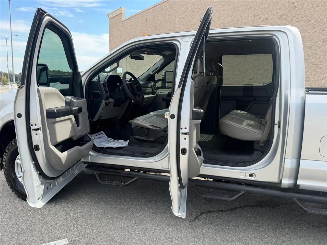 Ford Super Duty F-350 SRW King Ranch 4WD Crew Cab 8' Box 2017