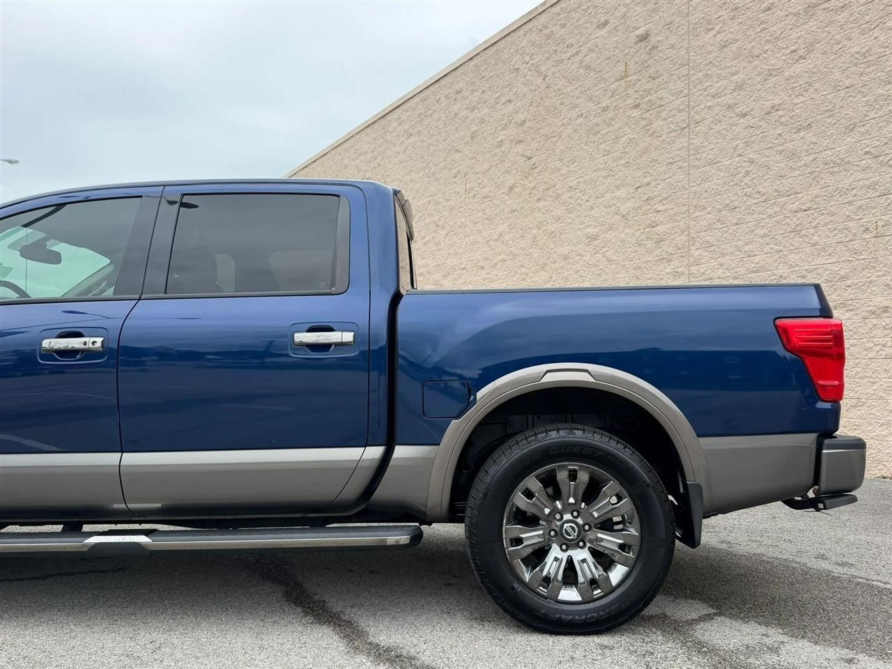Nissan Titan 4x4 Crew Cab Platinum Reserve 2017
