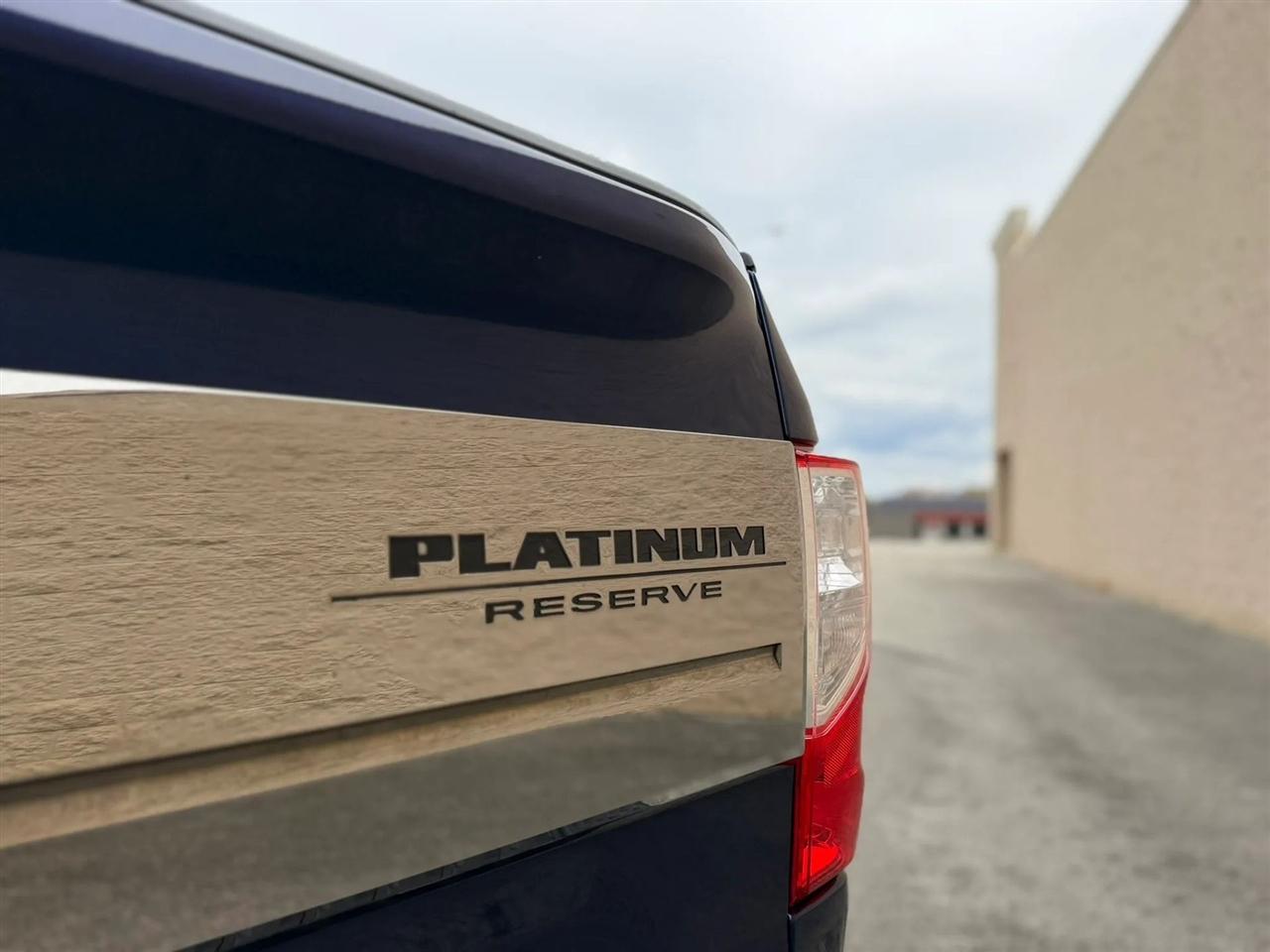 Nissan Titan 4x4 Crew Cab Platinum Reserve 2017