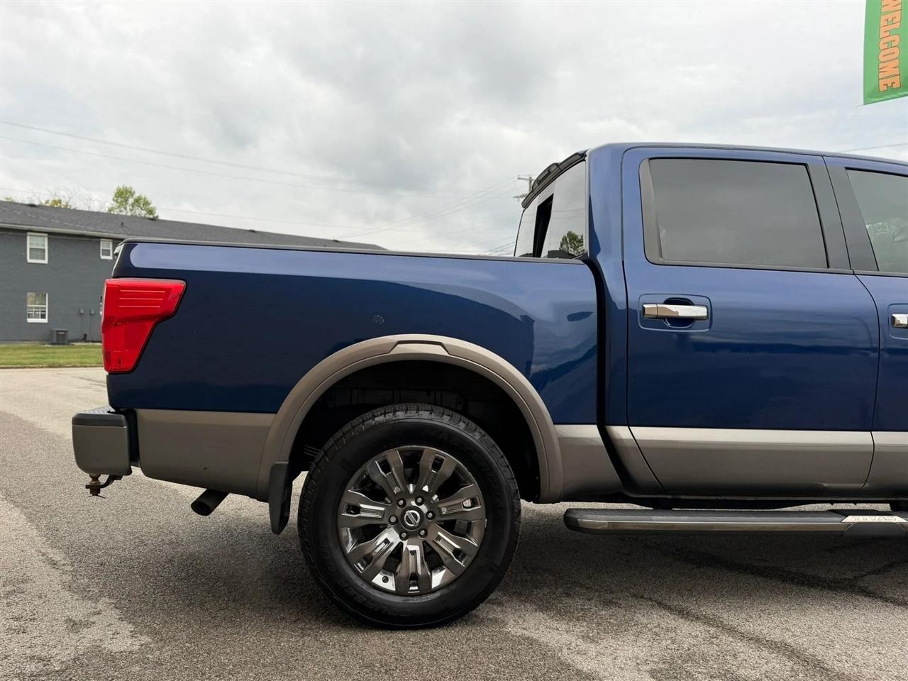 Nissan Titan 4x4 Crew Cab Platinum Reserve 2017