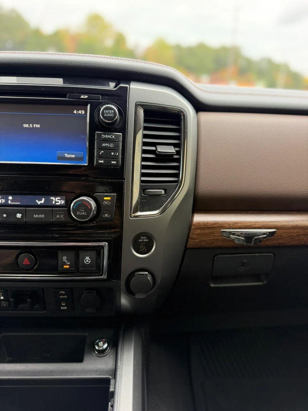 Nissan Titan 4x4 Crew Cab Platinum Reserve 2017
