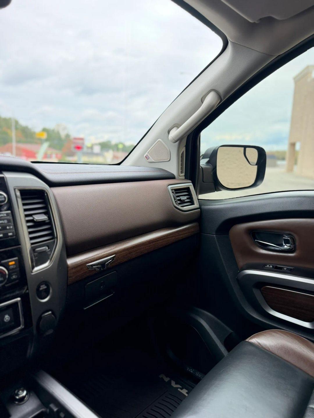 Nissan Titan 4x4 Crew Cab Platinum Reserve 2017