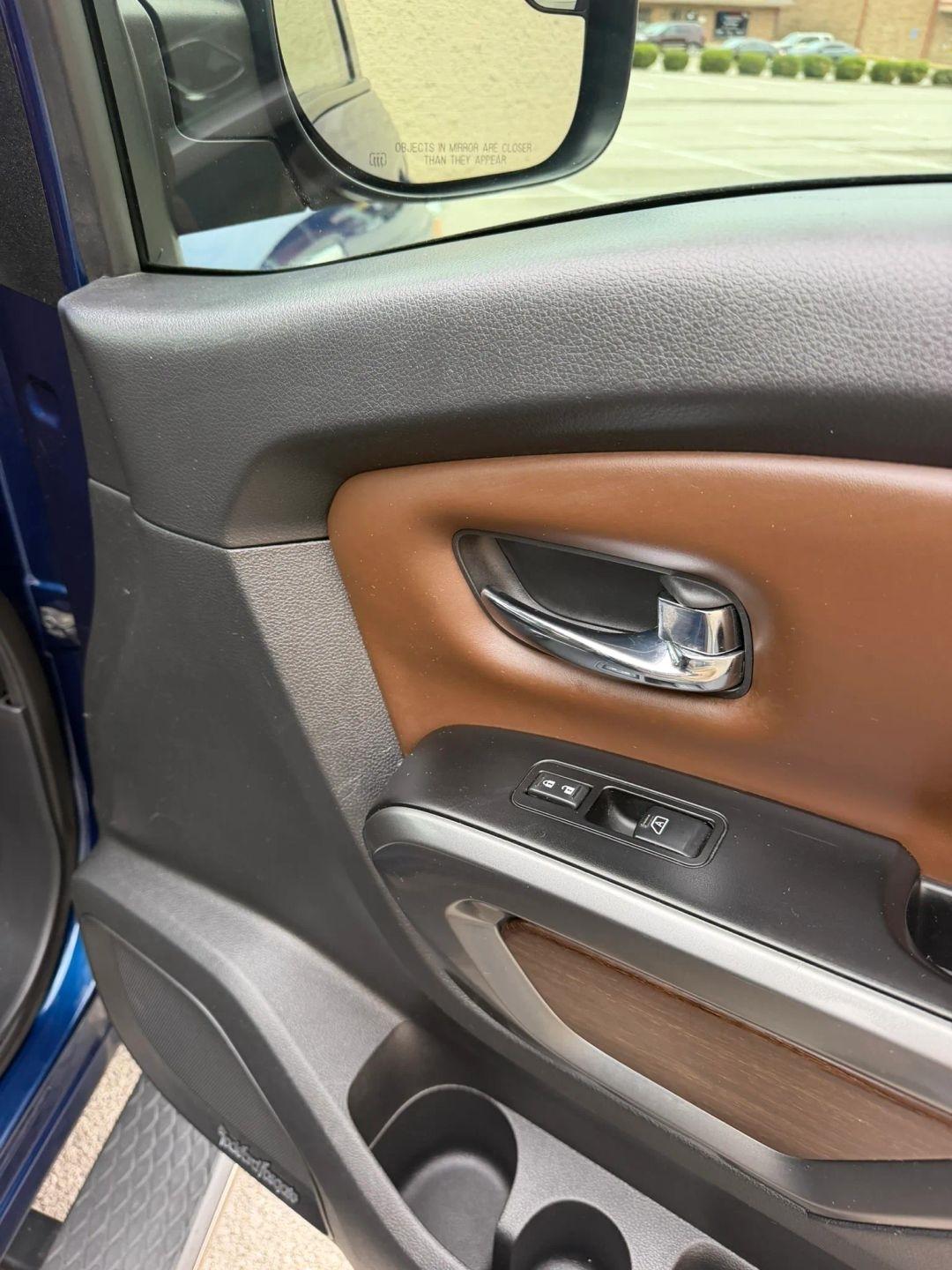 Nissan Titan 4x4 Crew Cab Platinum Reserve 2017