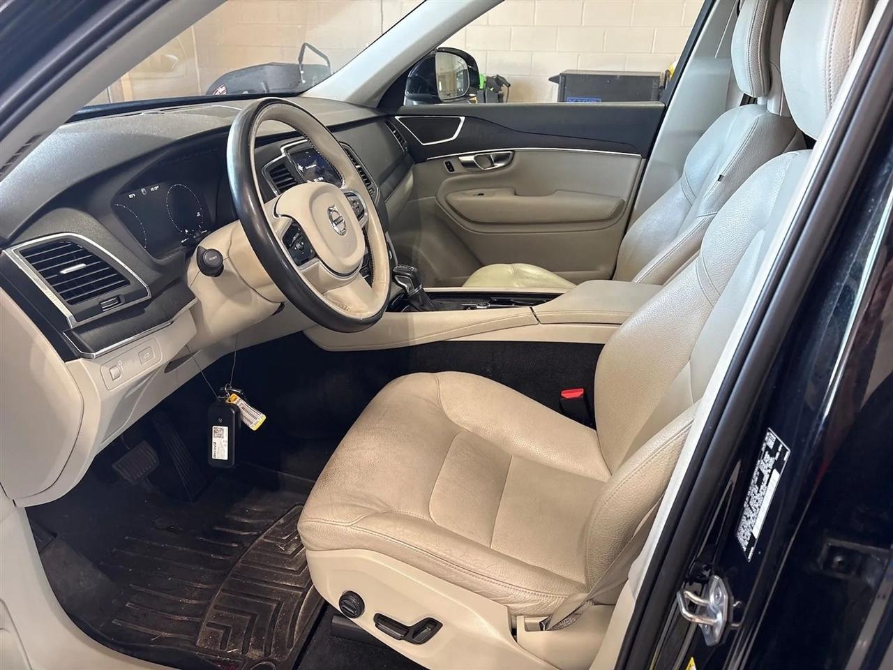 Volvo XC90 T6 AWD Momentum 6 Passenger 2020