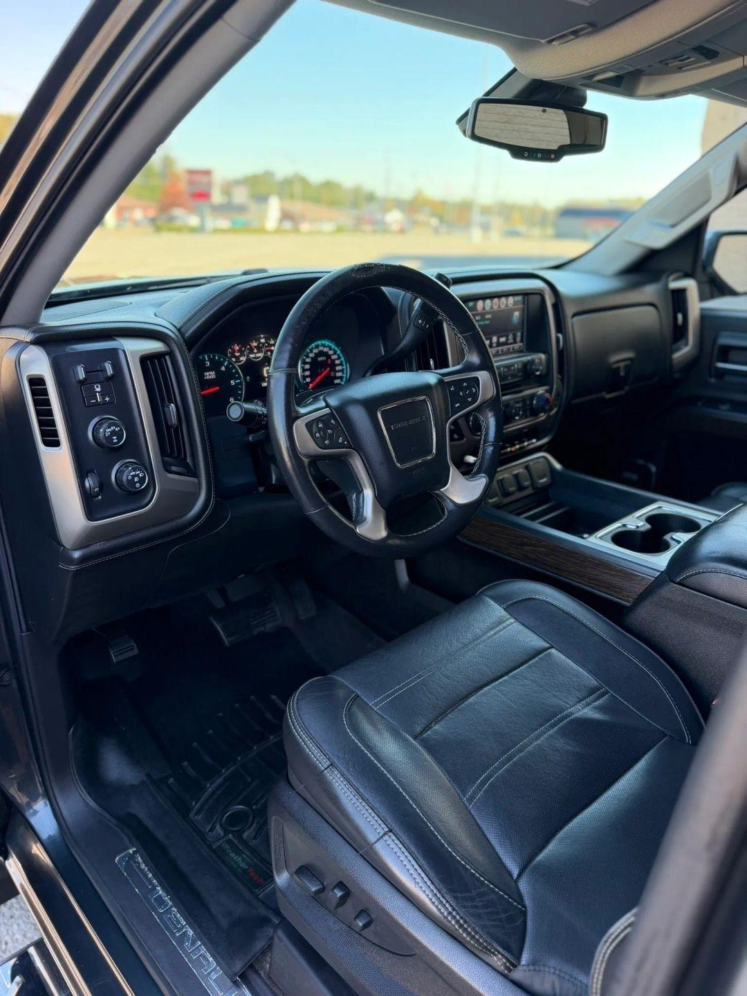 GMC Sierra 1500 4WD Crew Cab 143.5" Denali 2018