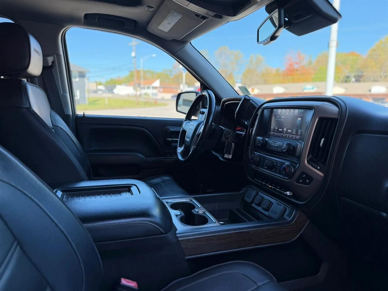 GMC Sierra 1500 4WD Crew Cab 143.5" Denali 2018