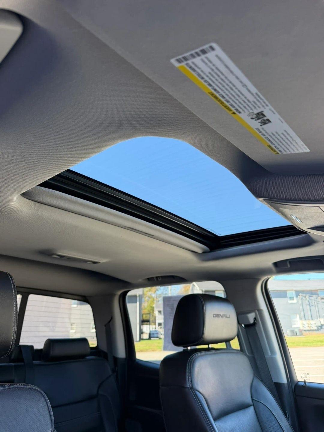 GMC Sierra 1500 4WD Crew Cab 143.5" Denali 2018