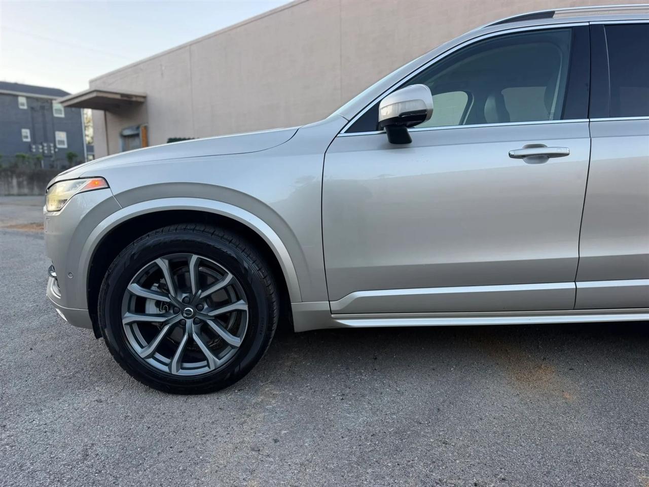 Volvo XC90 T6 AWD 7-Passenger Momentum 2017