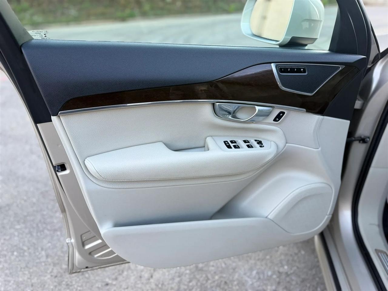 Volvo XC90 T6 AWD 7-Passenger Momentum 2017