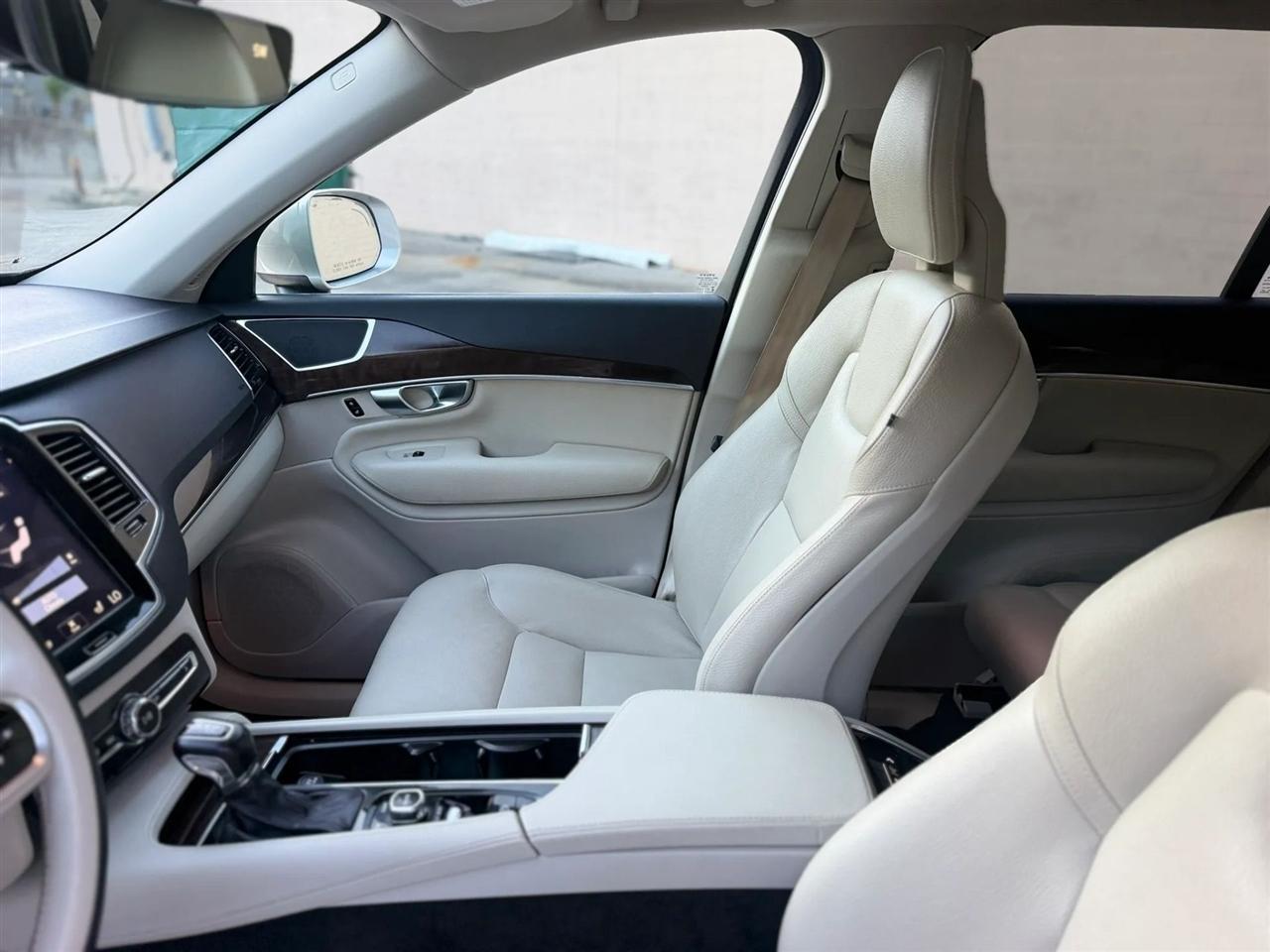 Volvo XC90 T6 AWD 7-Passenger Momentum 2017