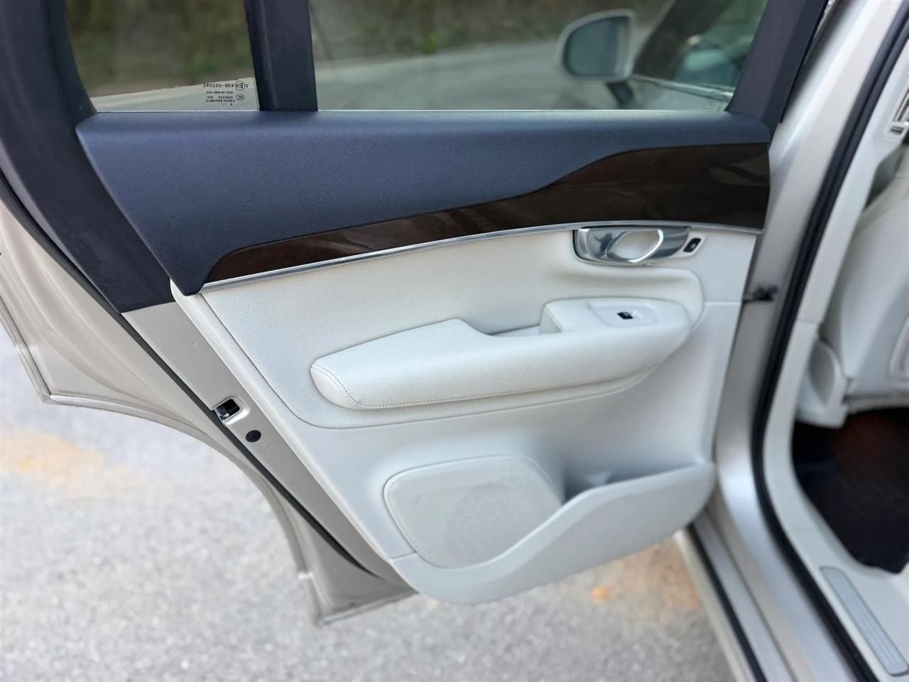 Volvo XC90 T6 AWD 7-Passenger Momentum 2017
