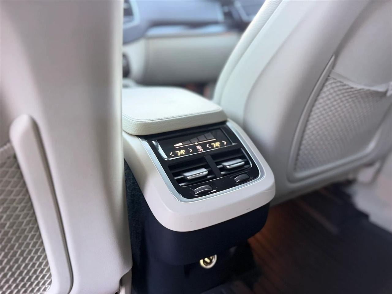 Volvo XC90 T6 AWD 7-Passenger Momentum 2017
