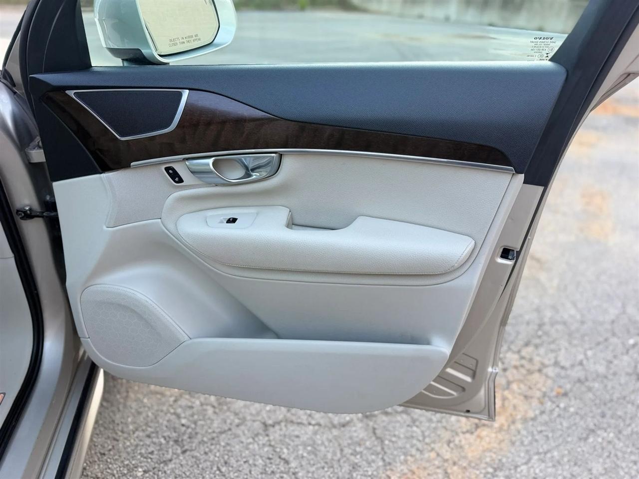 Volvo XC90 T6 AWD 7-Passenger Momentum 2017