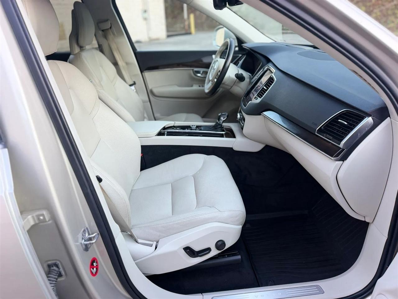 Volvo XC90 T6 AWD 7-Passenger Momentum 2017