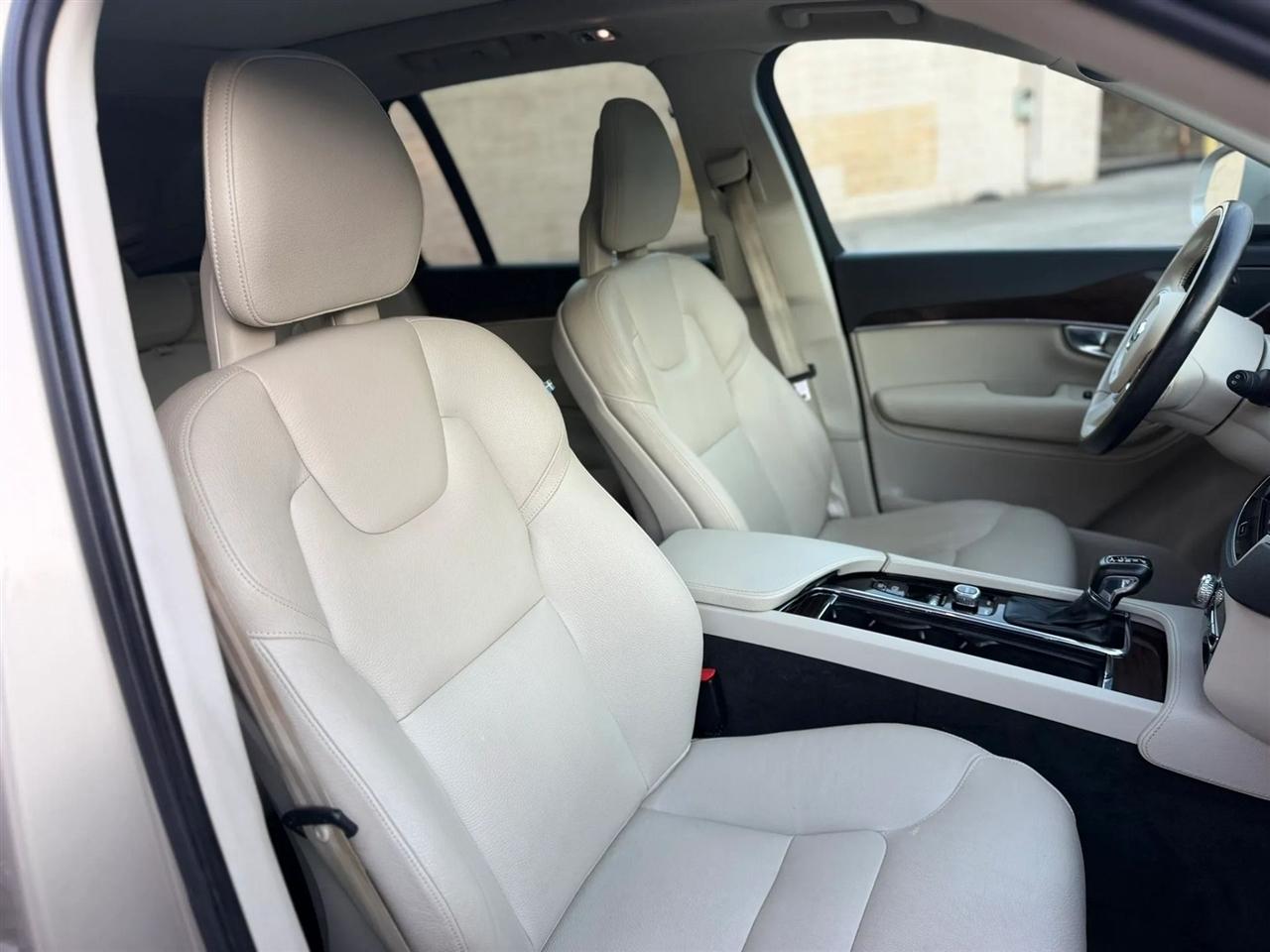 Volvo XC90 T6 AWD 7-Passenger Momentum 2017