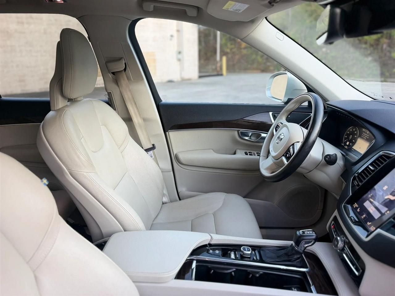 Volvo XC90 T6 AWD 7-Passenger Momentum 2017