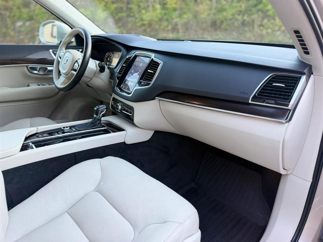 Volvo XC90 T6 AWD 7-Passenger Momentum 2017