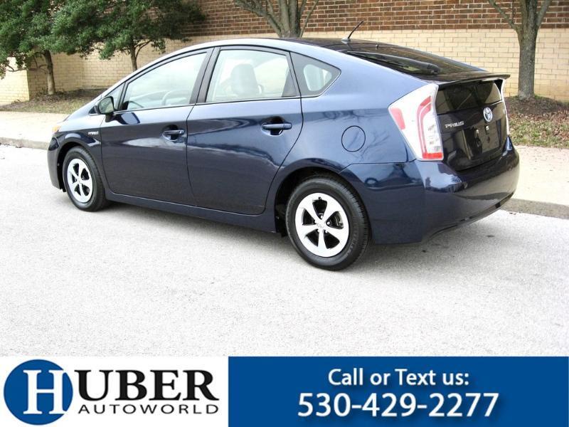 Toyota Prius Two 2015