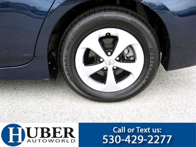 Toyota Prius Two 2015