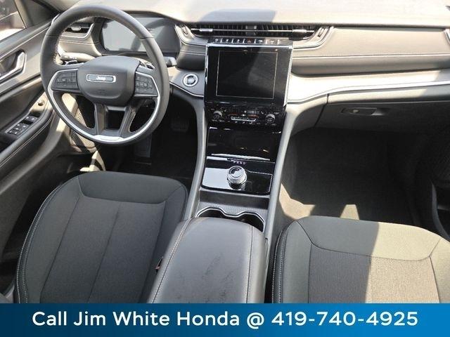Jeep Grand Cherokee Laredo 4WD 2025