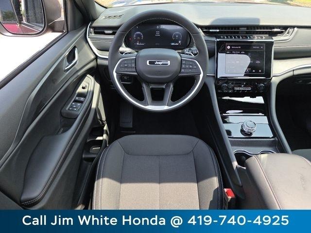 Jeep Grand Cherokee Laredo 4WD 2025