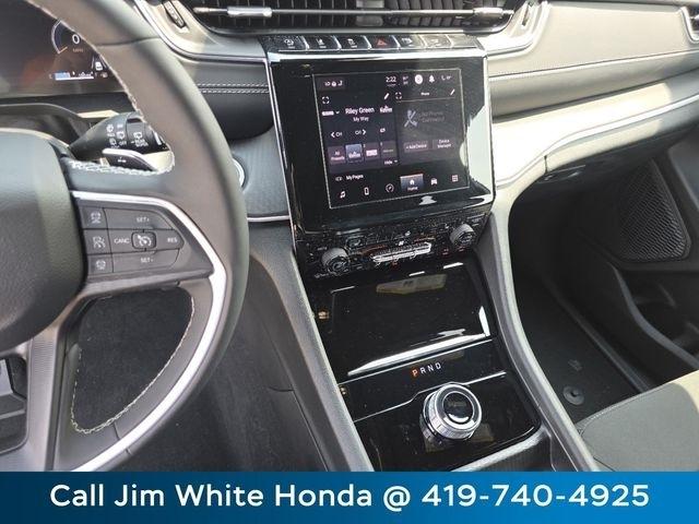 Jeep Grand Cherokee Laredo 4WD 2025