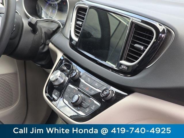 Chrysler Pacifica Touring L 2024