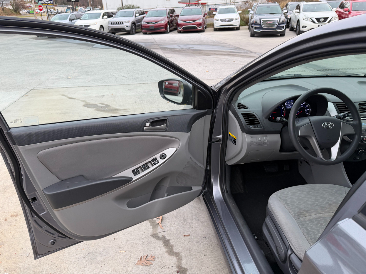 Hyundai Accent SE 4-Door 6A 2016