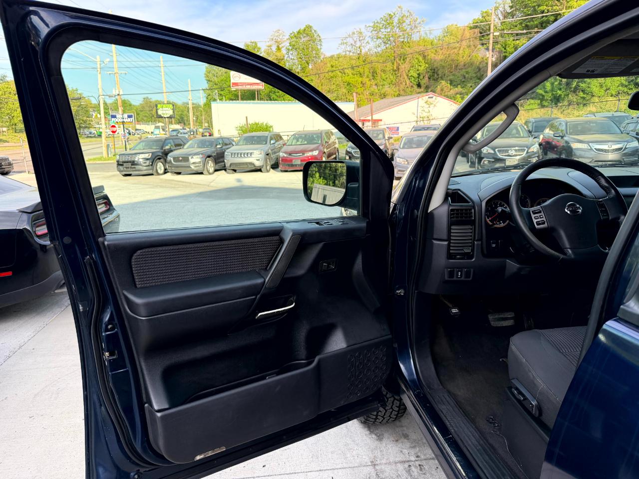 Nissan Titan XE King Cab 4WD SWB 2010