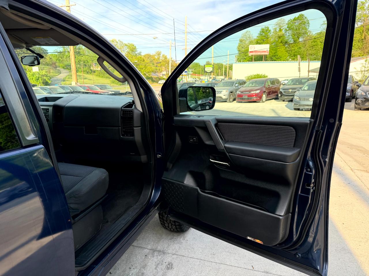 Nissan Titan XE King Cab 4WD SWB 2010