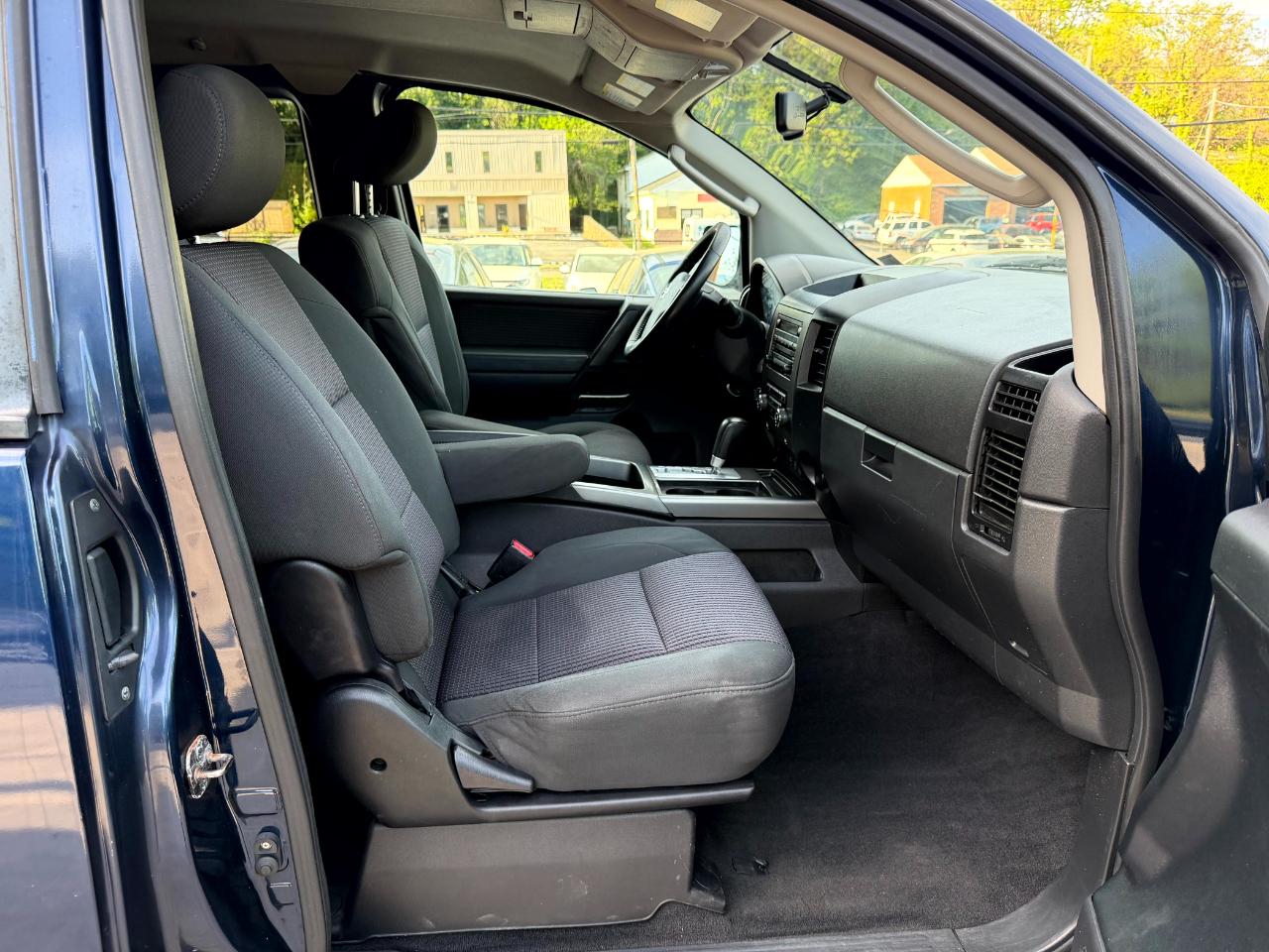 Nissan Titan XE King Cab 4WD SWB 2010