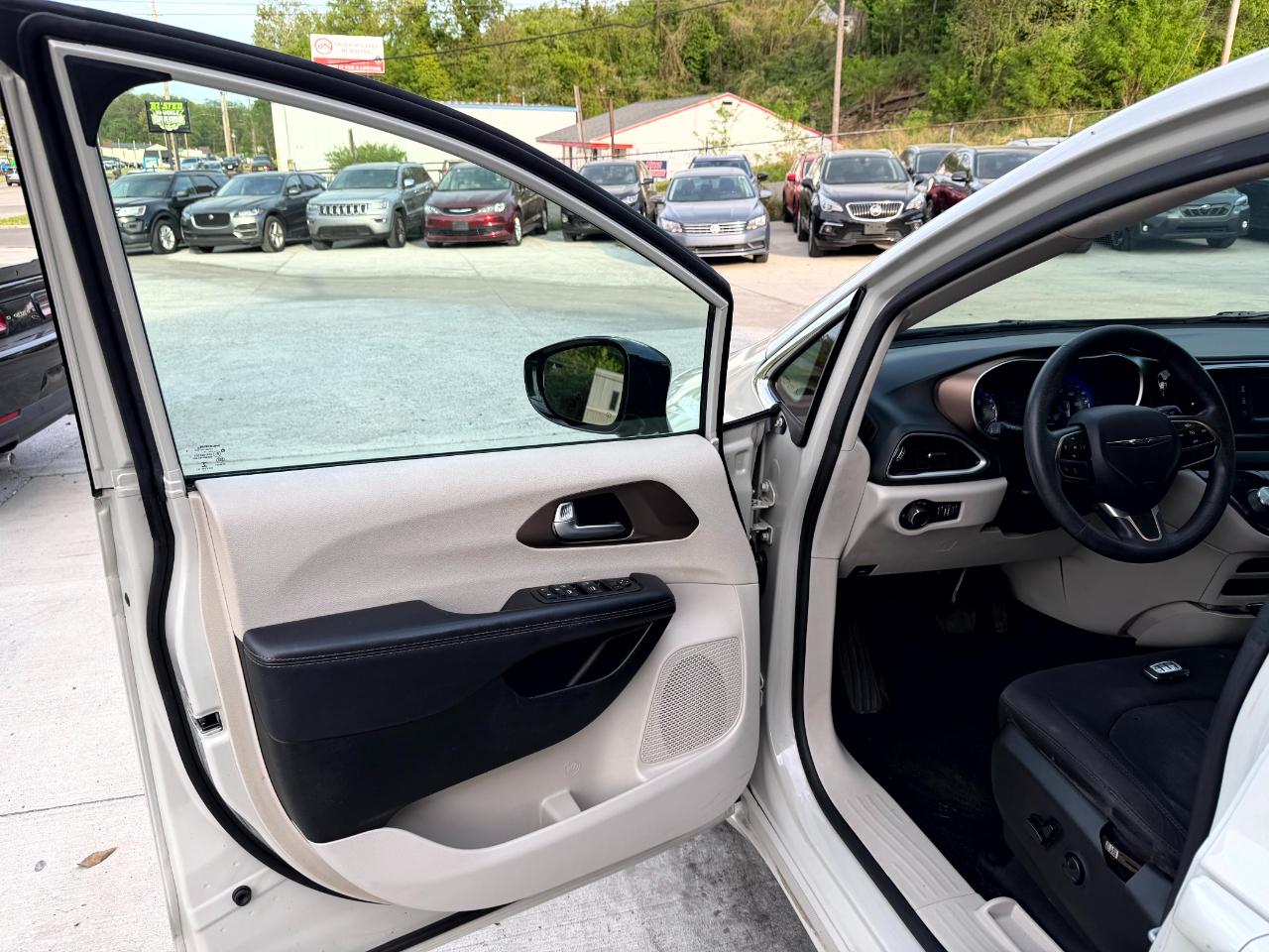 Chrysler Pacifica LX 2017
