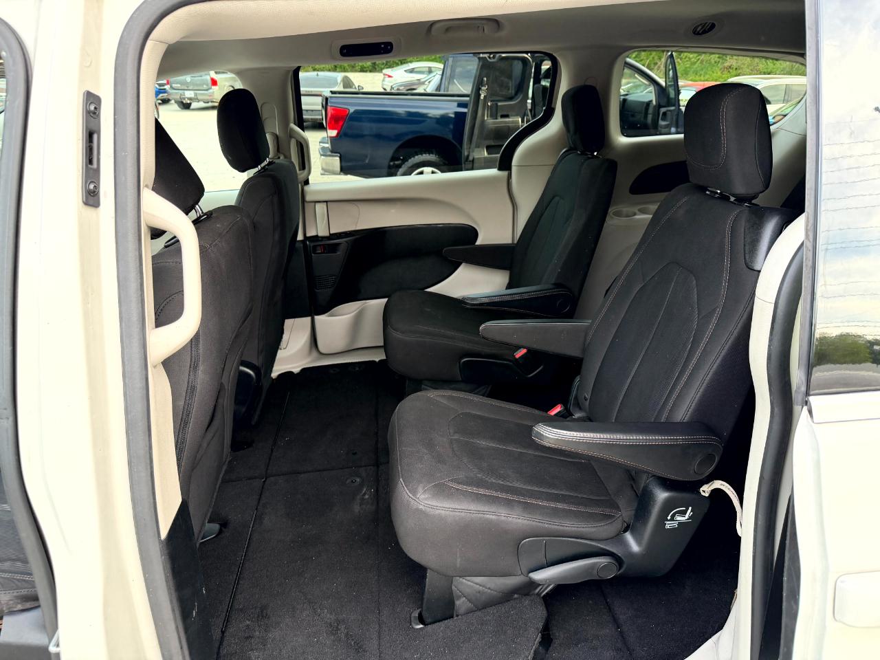 Chrysler Pacifica LX 2017